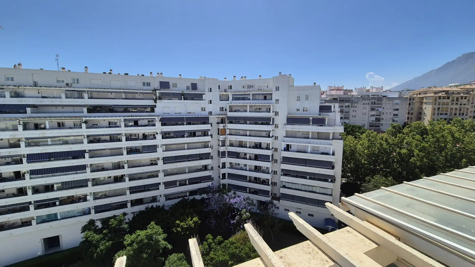 Vista exterior de Ático de alquiler en Marbella con Aire acondicionado, Terraza y Trastero
