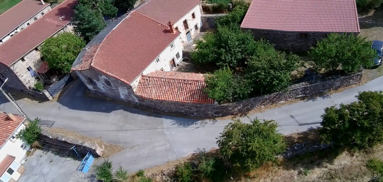 Vista exterior de Casa adosada en venda en Valdeolea amb Jardí privat