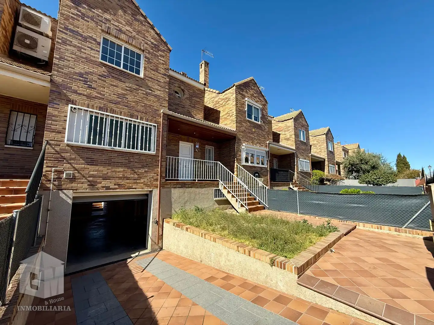 Vista exterior de Casa adosada en venta en Arroyomolinos (Madrid) con Calefacción, Jardín privado y Terraza