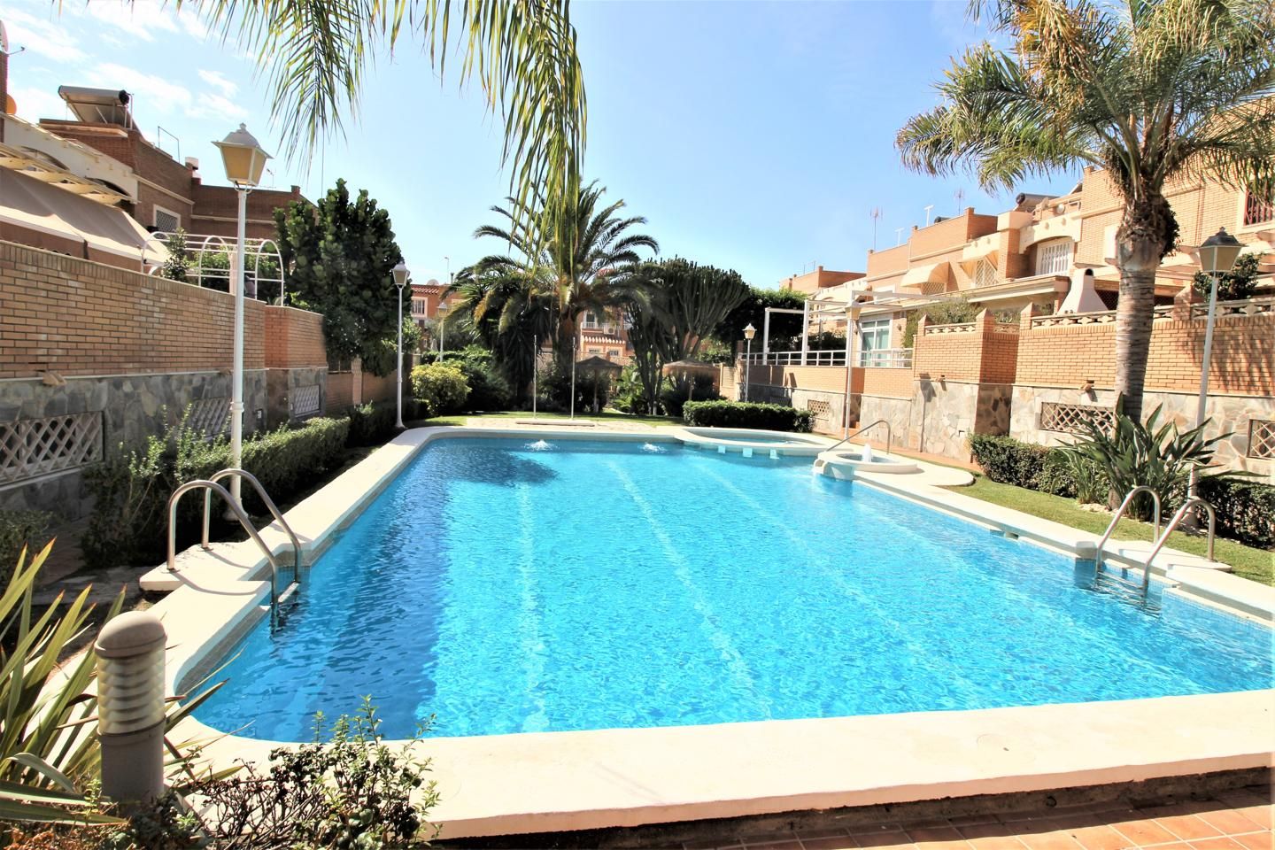 Piscina de Casa o xalet de lloguer en  Almería Capital amb Aire condicionat, Jardí privat i Terrassa