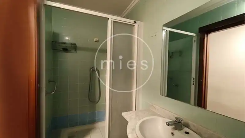 Baño de Piso en venta en Torrent con Aire acondicionado, Amueblado y Balcón