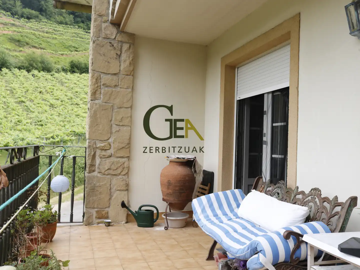 Terrasse von Einfamilien-Reihenhaus zum Verkauf in Alkiza mit Heizung, Privatgarten und Terrasse