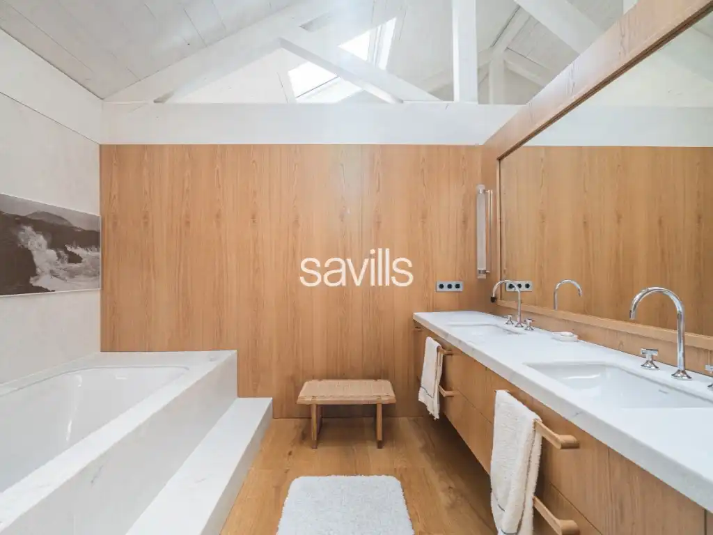 Bany de Casa o xalet en venda en Barcelona amb Aire condicionat i Terrassa