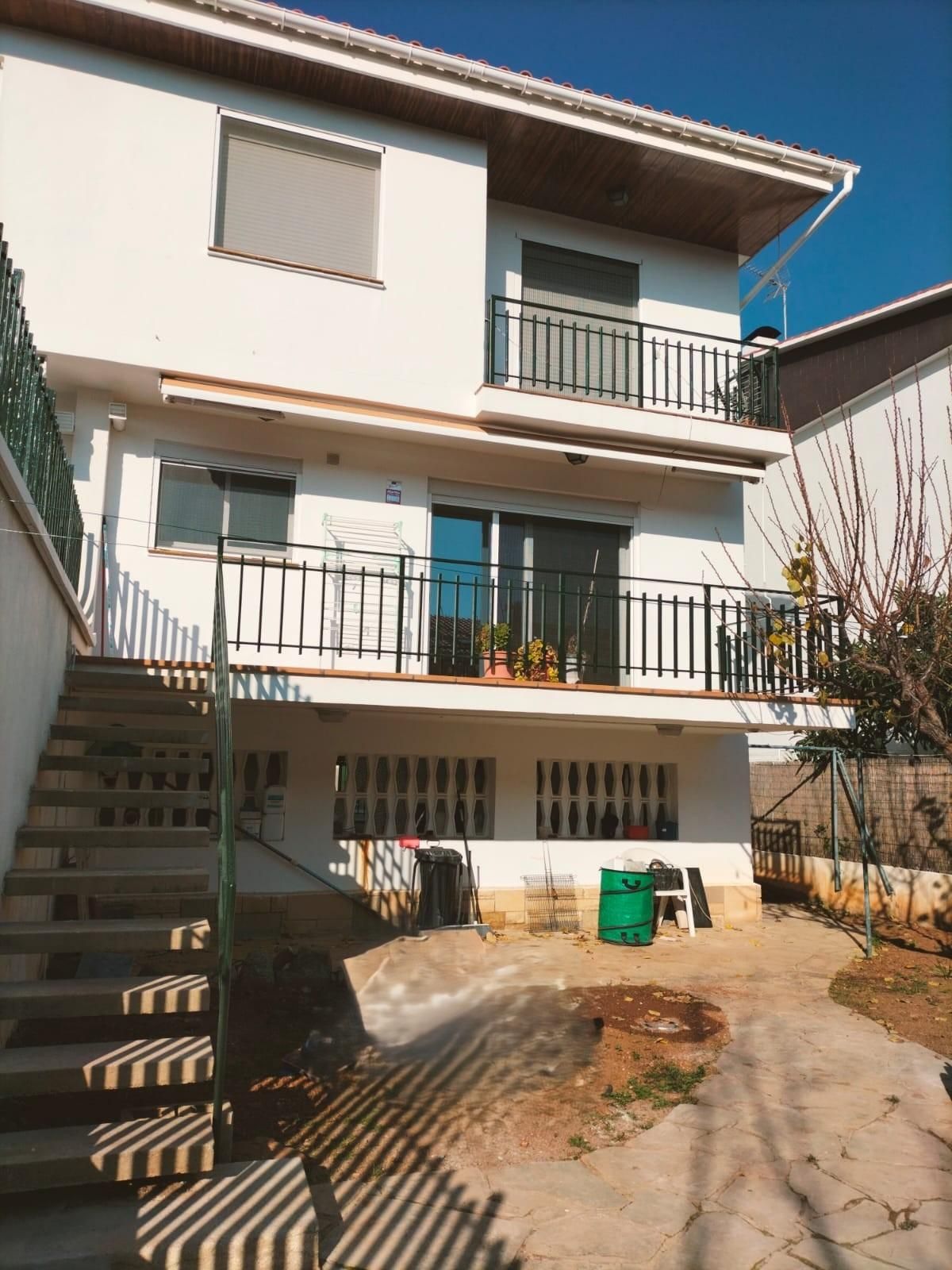 Vista exterior de Casa adosada de alquiler en El Masnou con Terraza