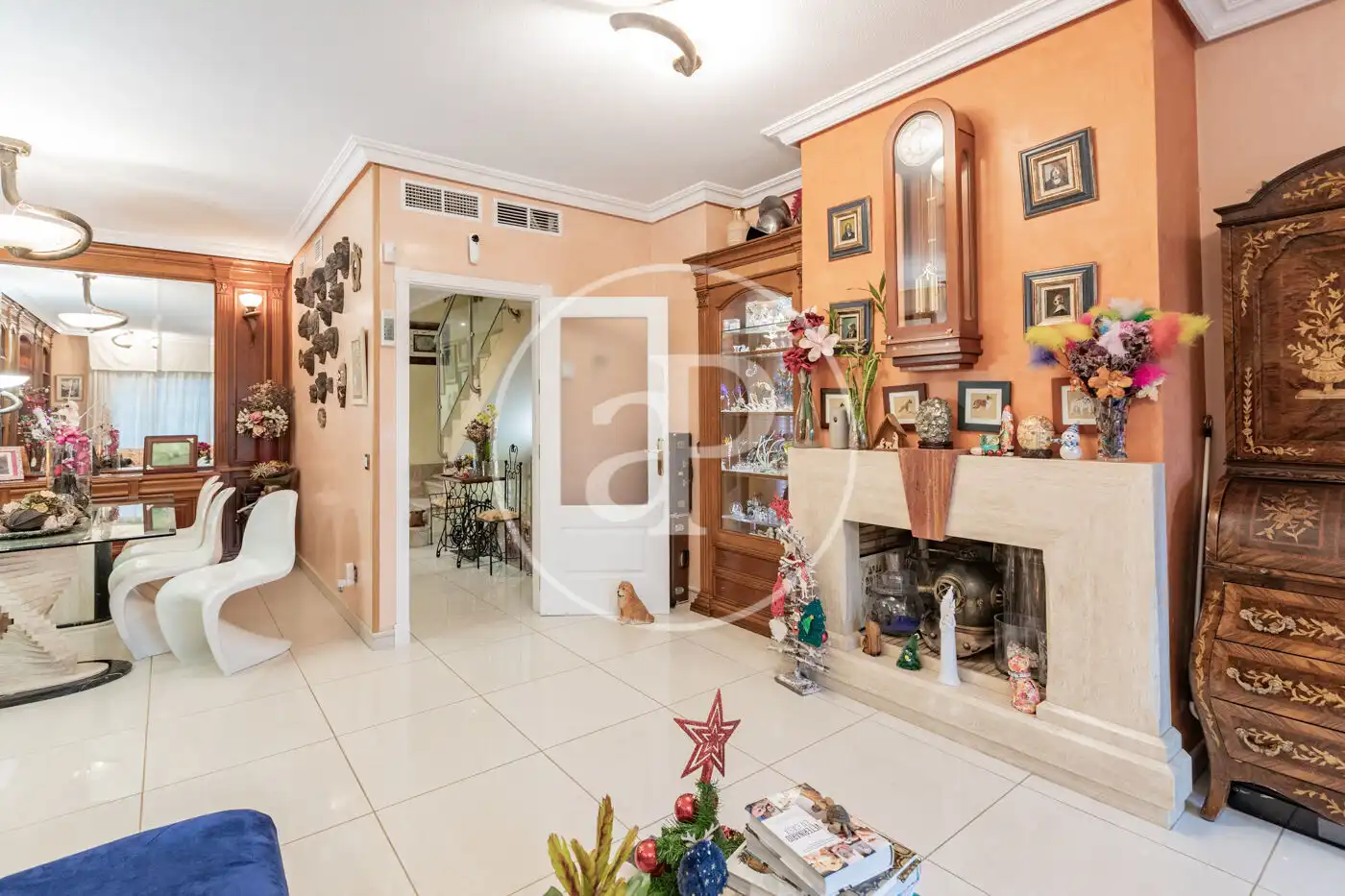 Sala de estar de Casa adosada en venta en San Sebastián de los Reyes con Aire acondicionado, Calefacción y Jardín privado