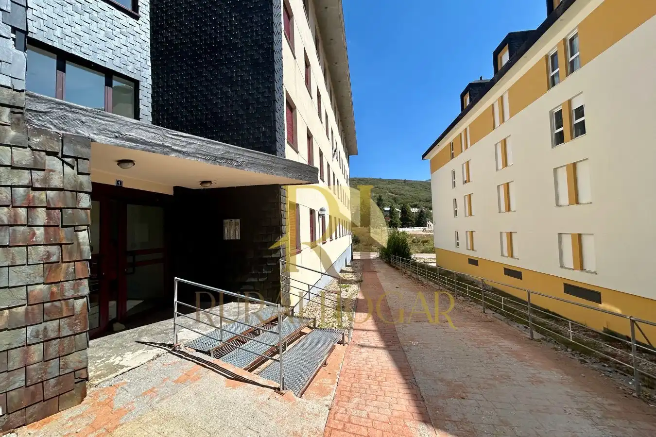Vista exterior de Apartament en venda en Puebla de Lillo amb Calefacció, Traster i Moblat