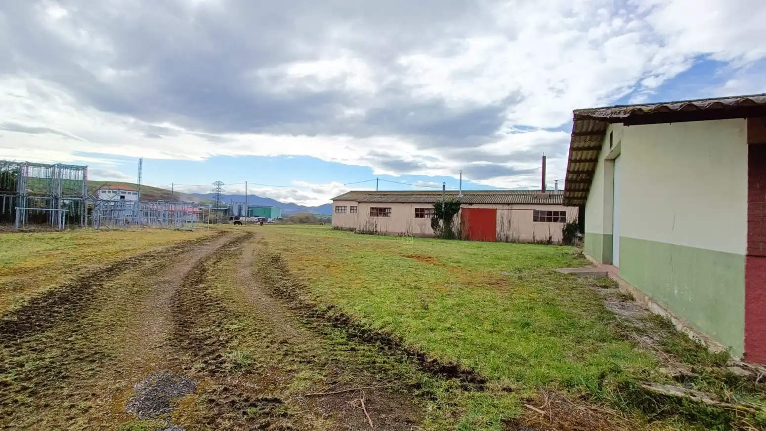 Fabrikhallen zum Verkauf in Tineo