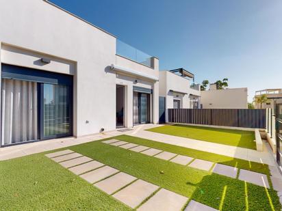 Vista exterior de Casa o xalet en venda en Guillena amb Terrassa i Piscina comunitària