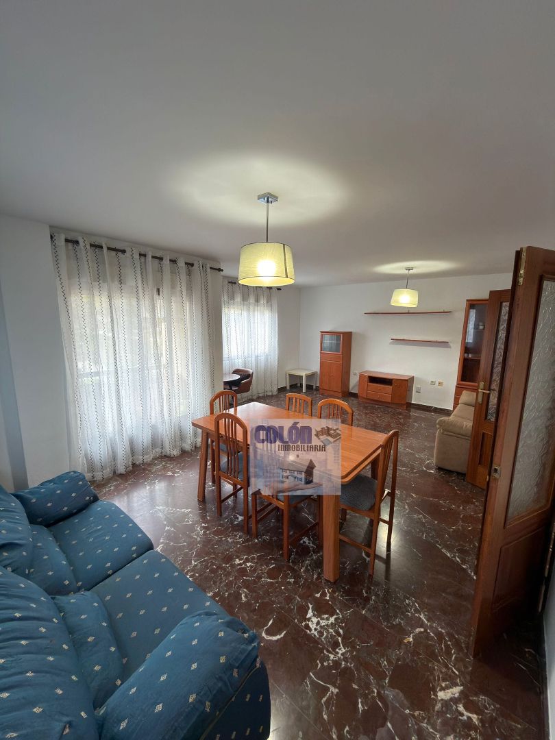 Vista exterior de Pis en venda en Martos amb Aire condicionat, Moblat i Balcó