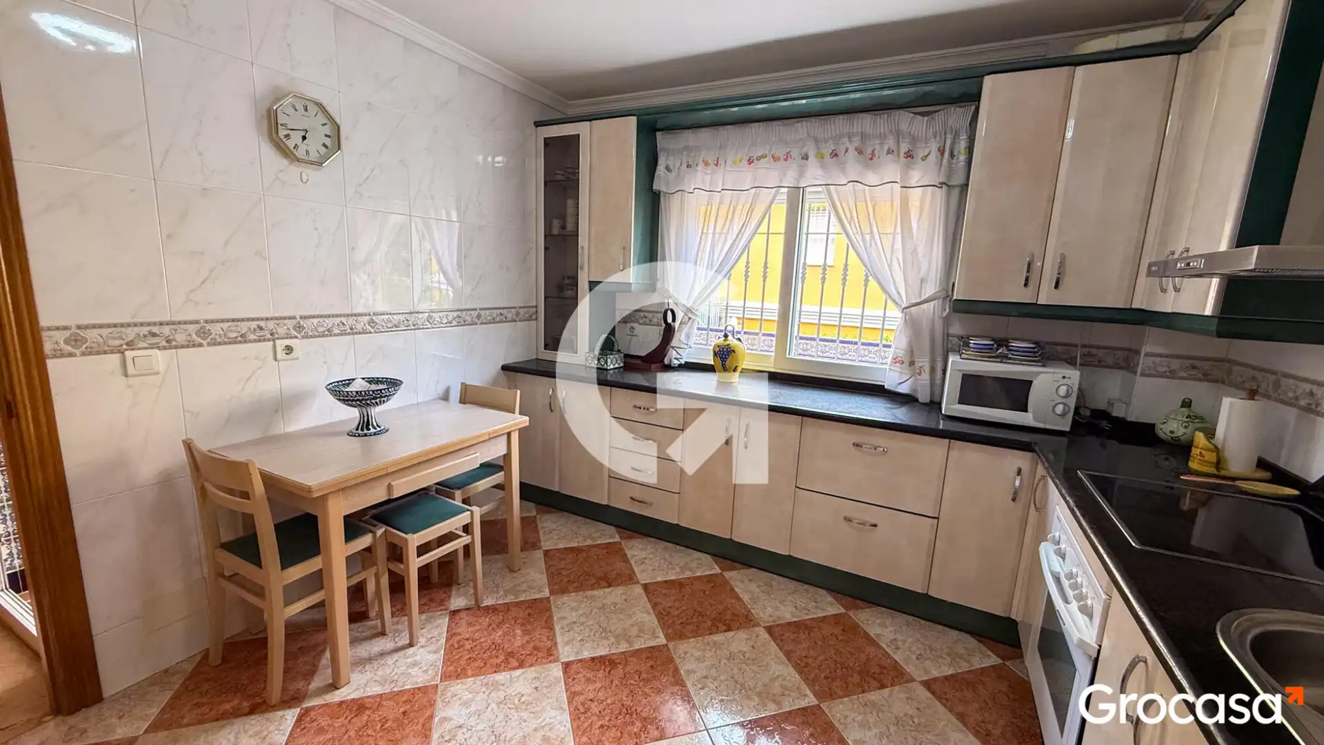 Cuina de Casa adosada en venda en Vélez-Málaga amb Aire condicionat, Calefacció i Jardí privat