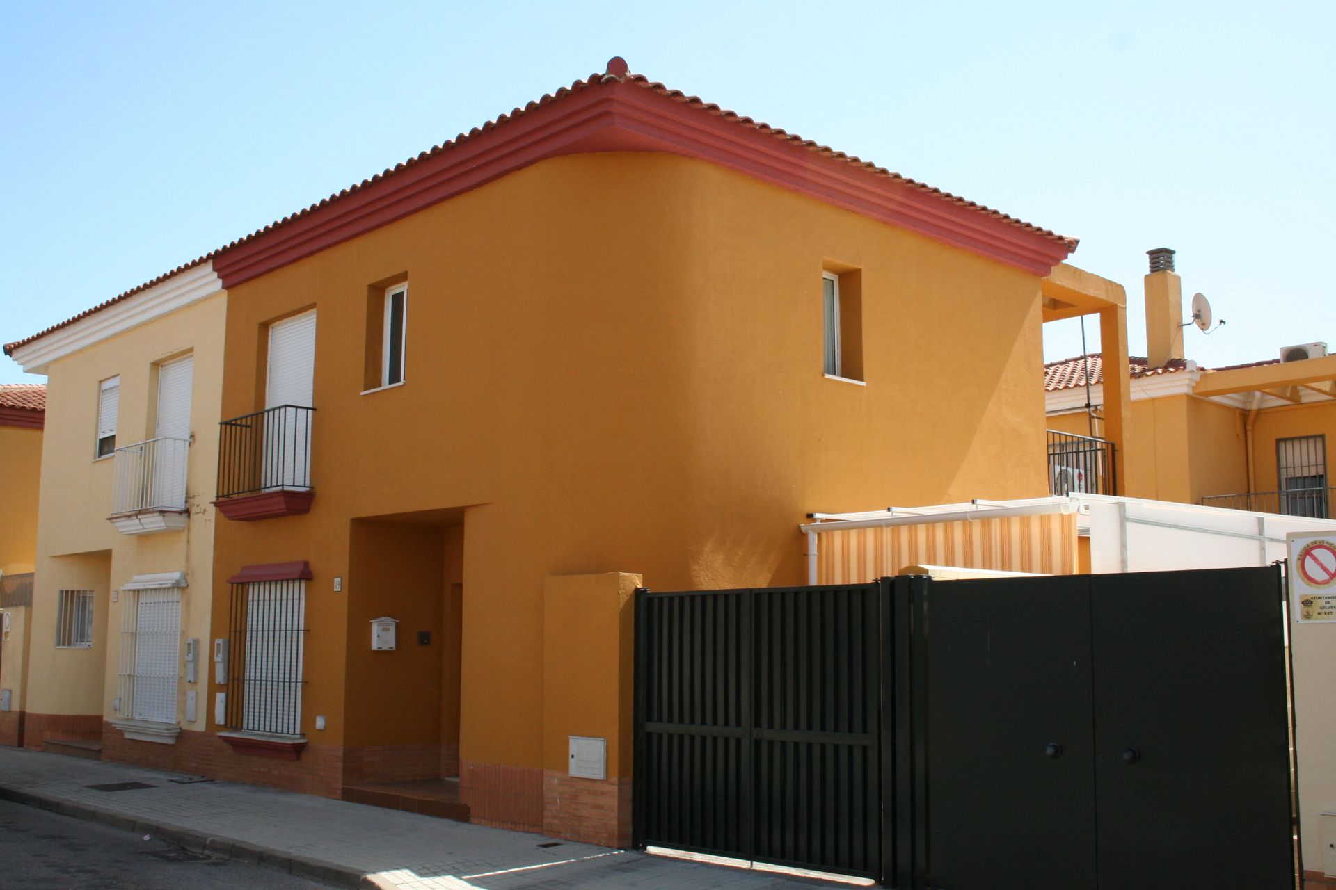 Vista exterior de Casa adosada en venda en Gelves amb Aire condicionat, Jardí privat i Terrassa