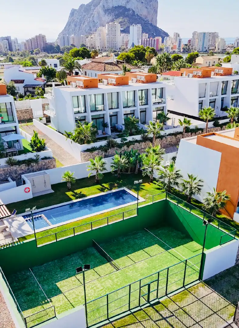 Piscina de Casa adosada en venda en Calpe / Calp amb Aire condicionat, Calefacció i Jardí privat