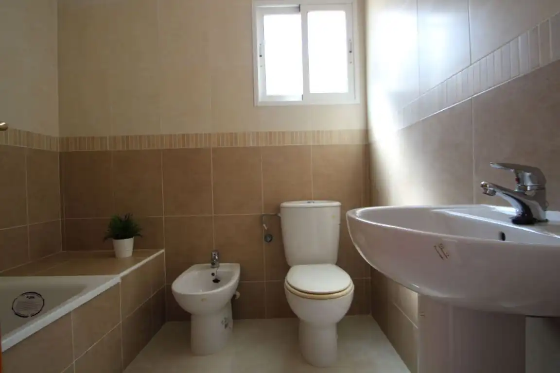 Baño de Casa adosada en venta en Torrevieja con Calefacción, Jardín privado y Terraza