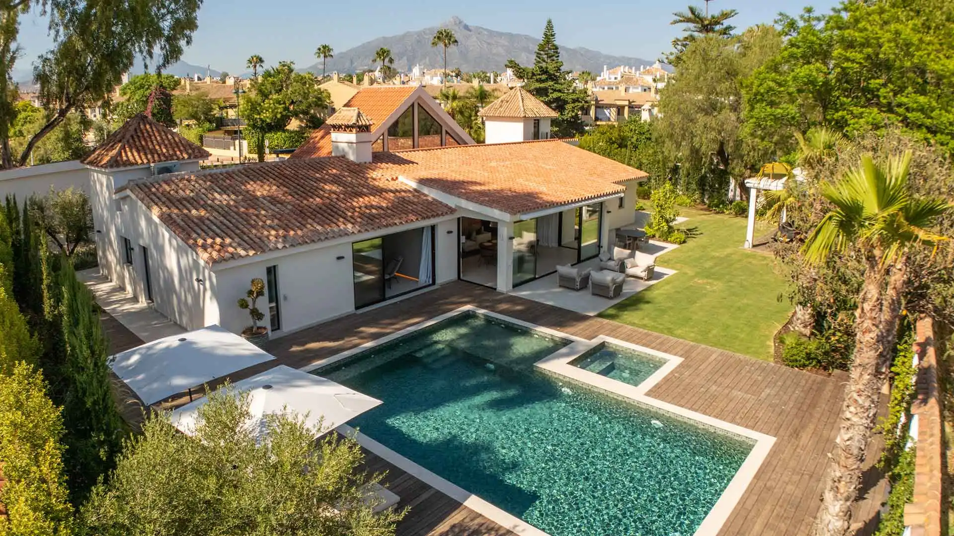 Vista exterior de Casa o xalet en venda en Marbella amb Aire condicionat, Jardí privat i Terrassa