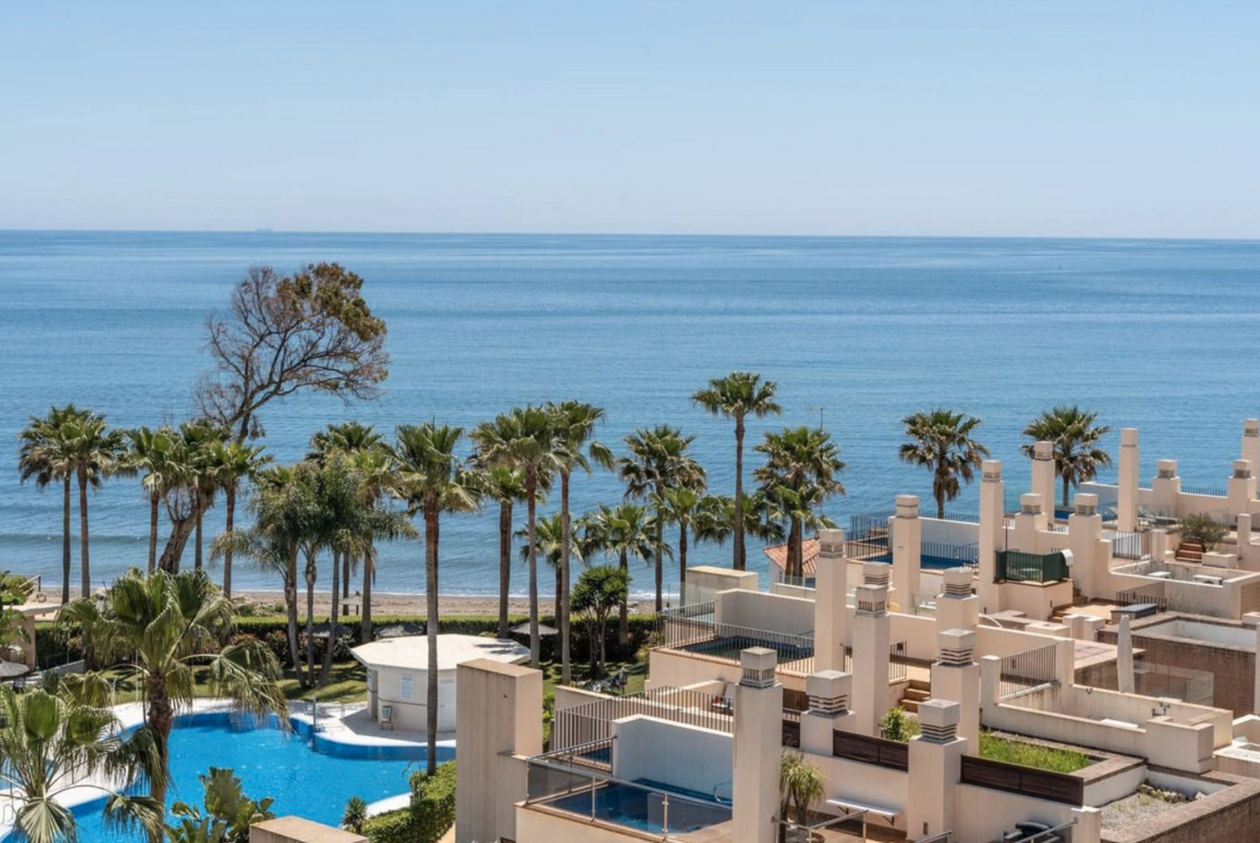 Vista exterior de Àtic en venda en Estepona amb Aire condicionat, Calefacció i Terrassa