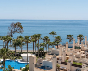 Vista exterior de Àtic en venda en Estepona amb Aire condicionat, Terrassa i Piscina