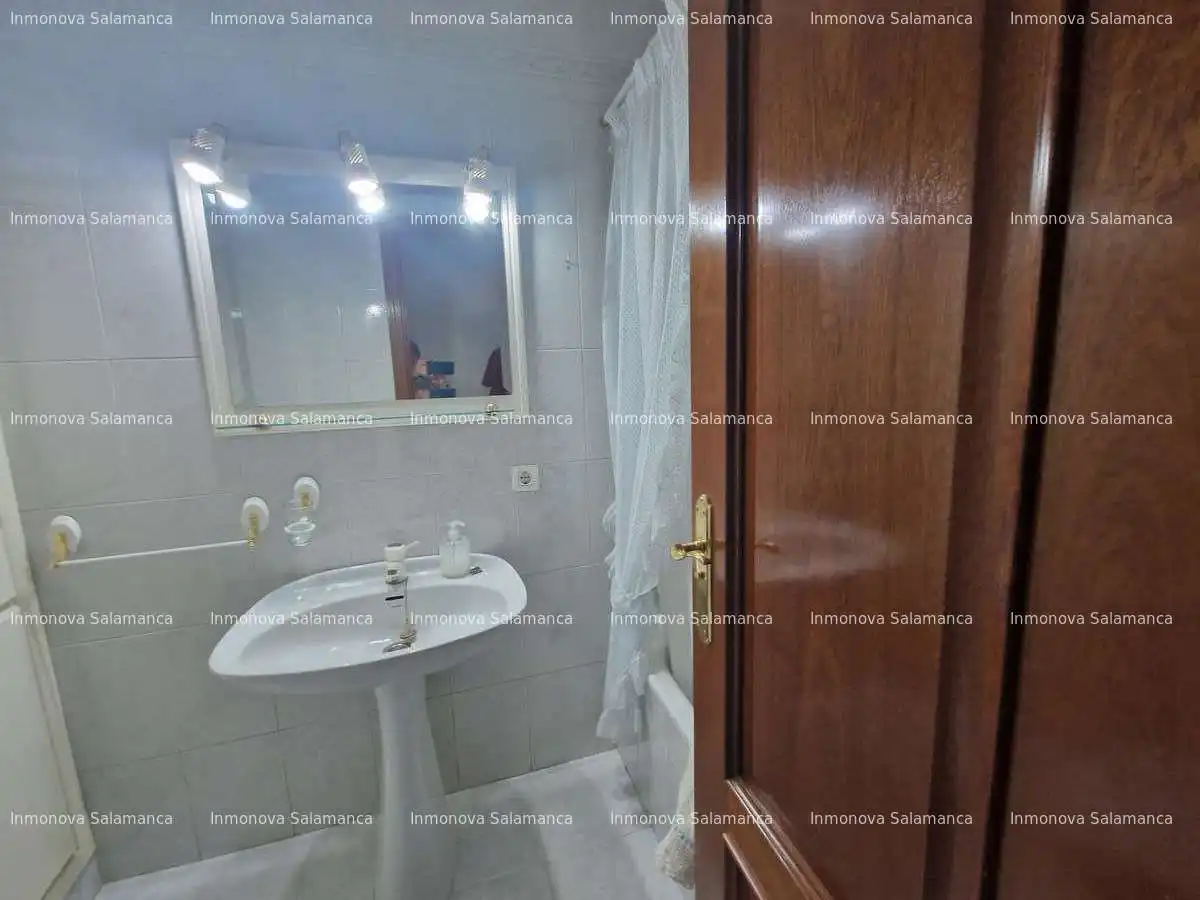 Baño de Piso de alquiler en Salamanca con Calefacción, Terraza y Amueblado
