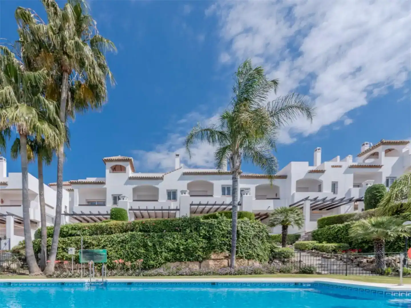 Vista exterior de Casa adosada en venda en Marbella amb Aire condicionat, Piscina i Balcó