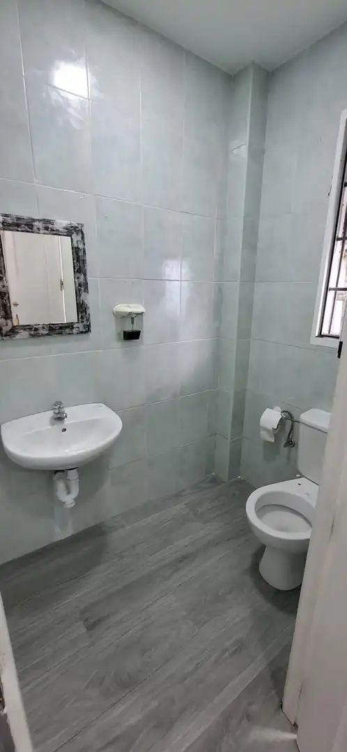 Badezimmer von Geschaftsraum zum Verkauf in Lora del Río mit Klimaanlage und Möbliert