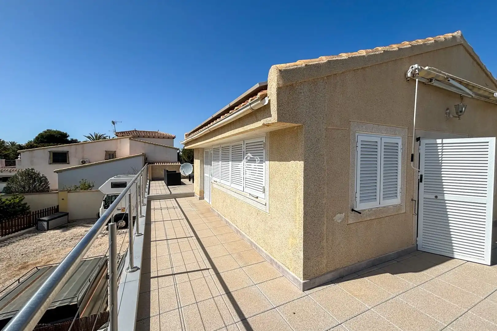 Vista exterior de Casa o xalet de lloguer en Orihuela amb Aire condicionat, Jardí privat i Terrassa