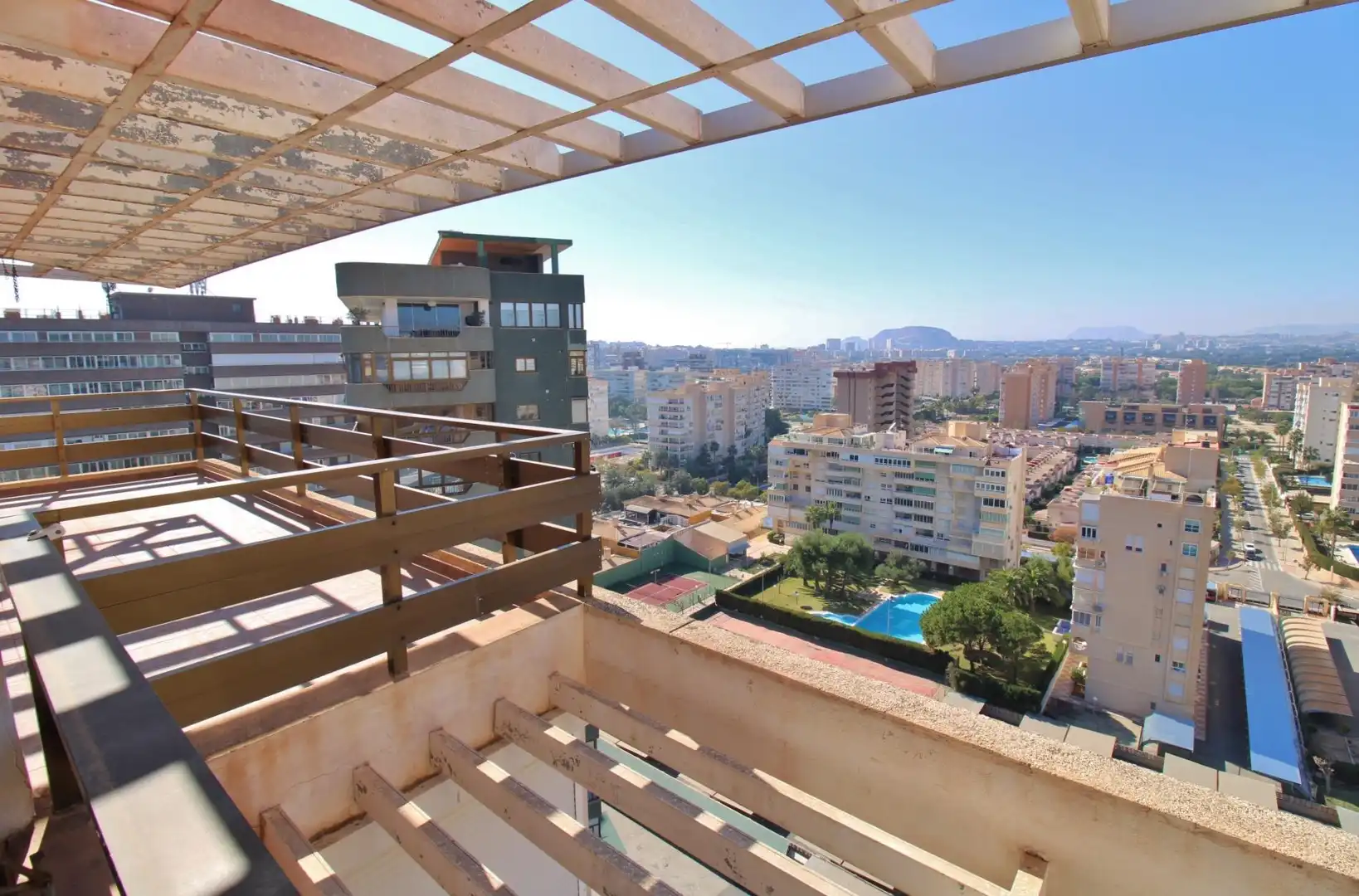 Vista exterior de Àtic en venda en Alicante / Alacant amb Terrassa, Balcó i Piscina comunitària