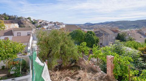 Casa unifamiliar de tipología residencial en Calle Chorrillo 18, Huelma Jaén. Construida en el año 1937, el activo cuenta con una