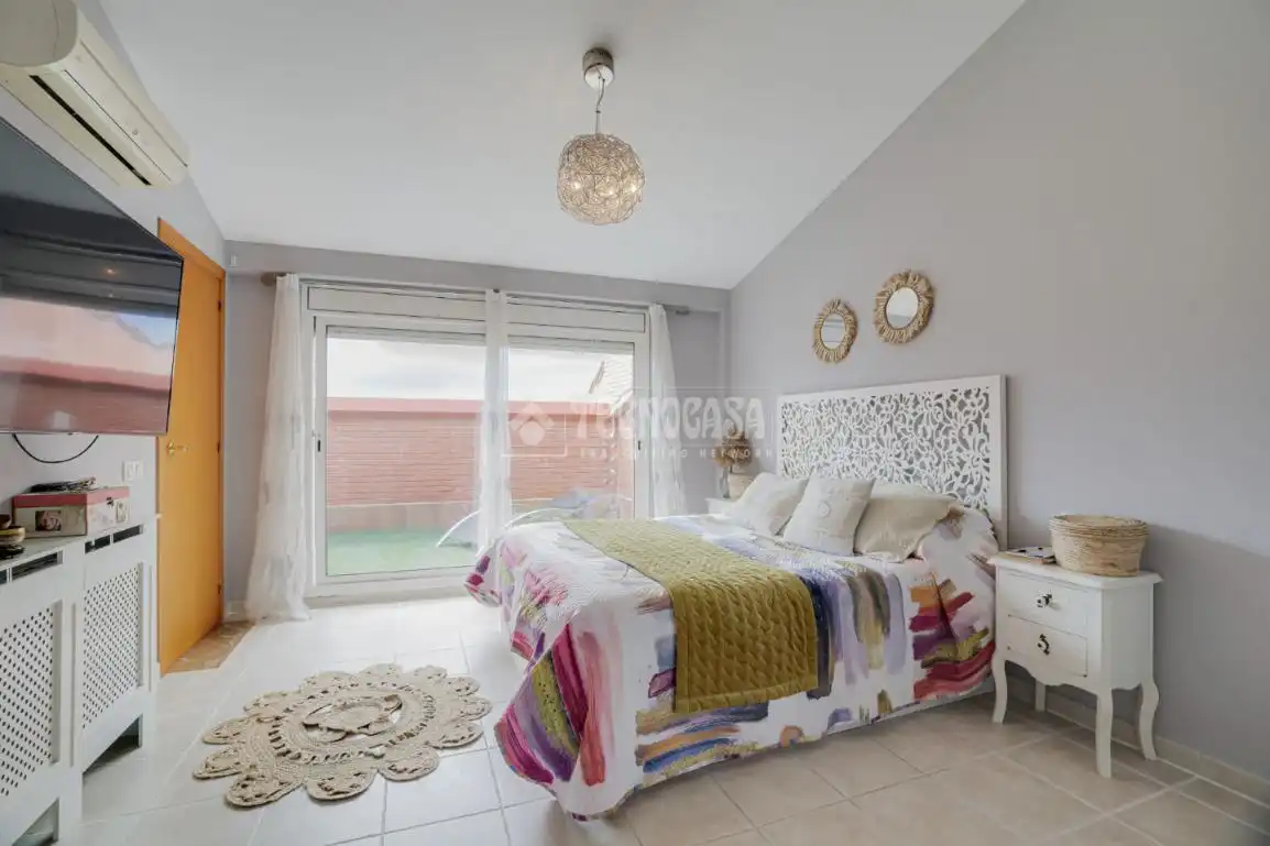 Schlafzimmer von Einfamilien-Reihenhaus zum Verkauf in Terrassa mit Klimaanlage, Heizung und Terrasse