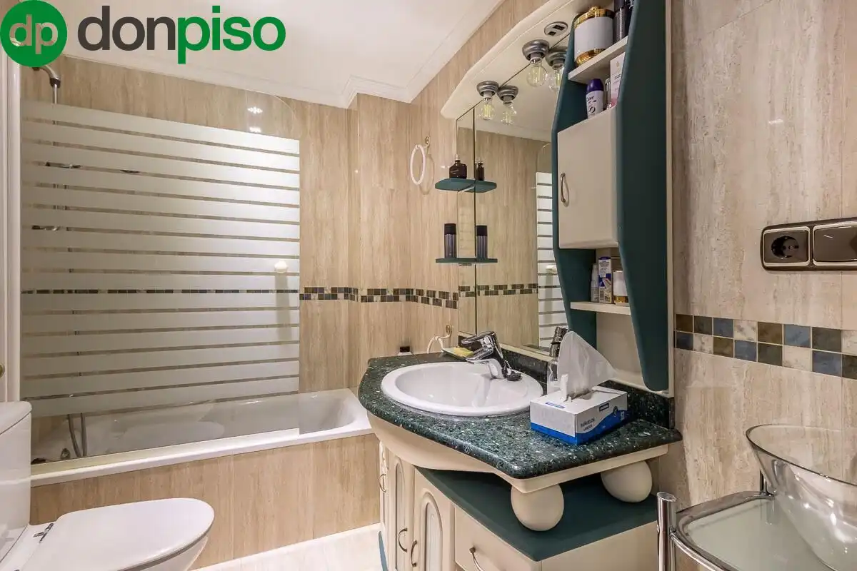Bathroom of Flat for sale in Granada