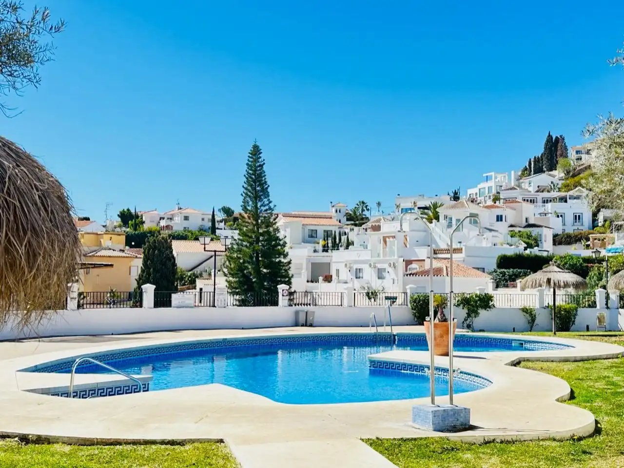 Piscina de Dúplex en venta en Nerja con Jardín privado, Trastero y Piscina comunitaria