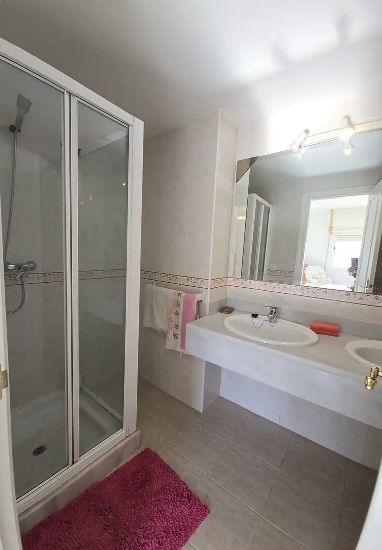 Badezimmer von Dachboden zur Miete in Marbella mit Klimaanlage, Terrasse und Möbliert