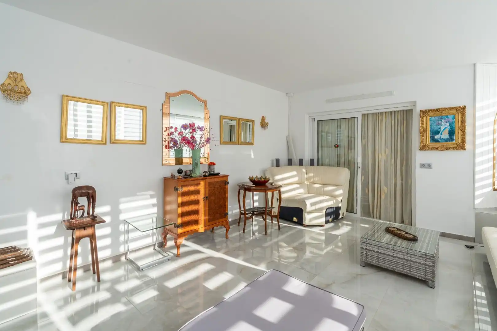 Sala d'estar de Casa o xalet en venda en Granadilla de Abona amb Jardí privat, Terrassa i Piscina
