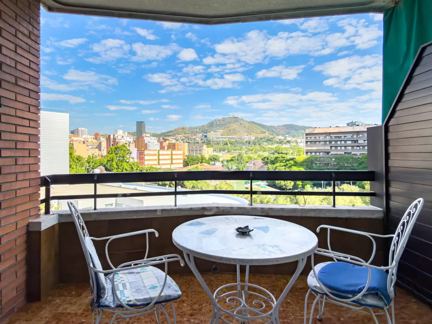 Vista exterior de Piso en venta en L'Hospitalet de Llobregat con Calefacción y Balcón