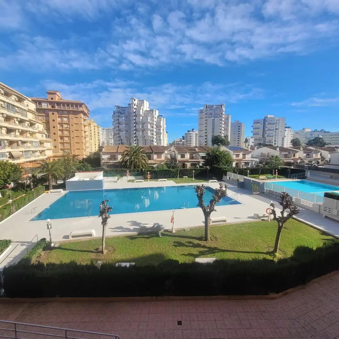 Piscina de Apartament de lloguer en Gandia amb Aire condicionat, Terrassa i Moblat