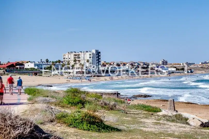 Vista exterior de Pis en venda en Torrevieja amb Aire condicionat, Calefacció i Jardí privat
