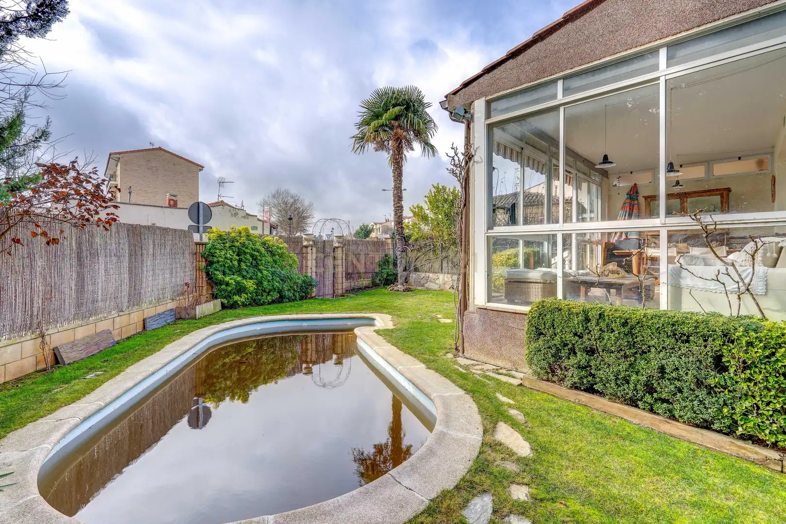 Garten von Einfamilien-Reihenhaus zum Verkauf in Anguciana mit Privatgarten, Abstellraum und Schwimmbad