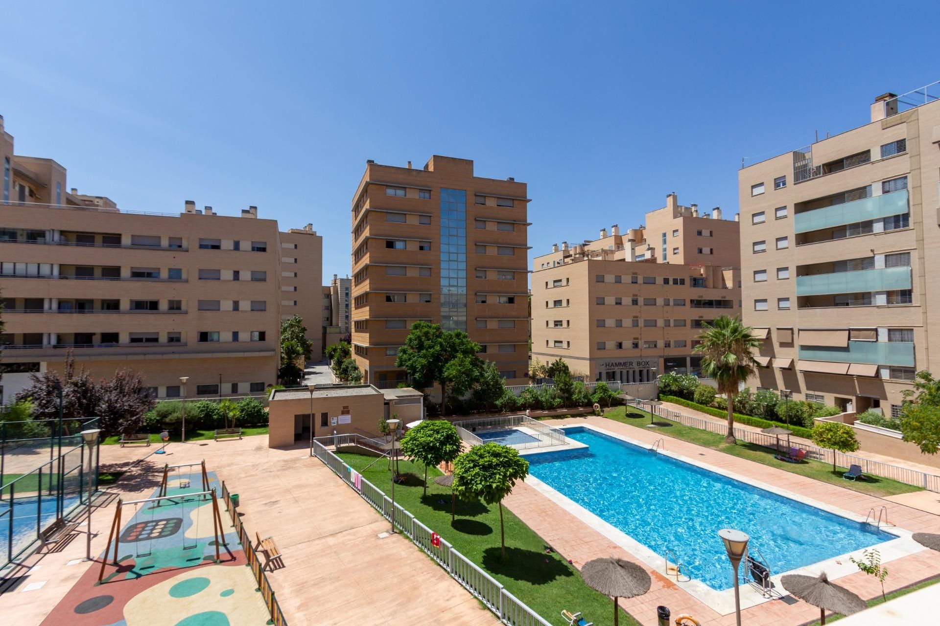 Piscina de Pis de lloguer en  Granada Capital amb Calefacció, Jardí privat i Terrassa