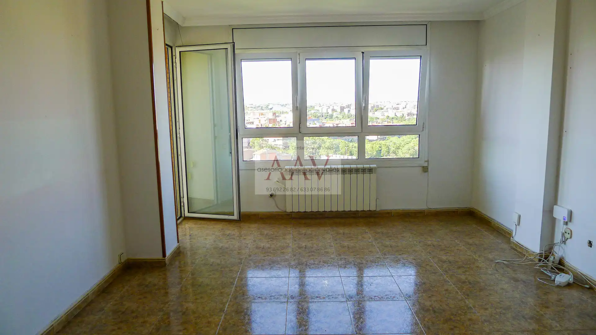 Sala de estar de Piso en venta en Cerdanyola del Vallès con Calefacción, Horno y Balcón