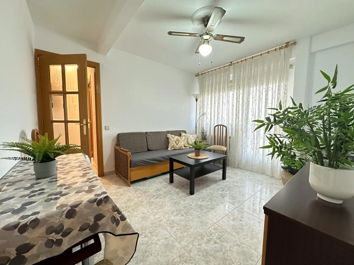 Wohnzimmer von Wohnung zur Miete in Madrid mit Heizung, Privatgarten und Möbliert