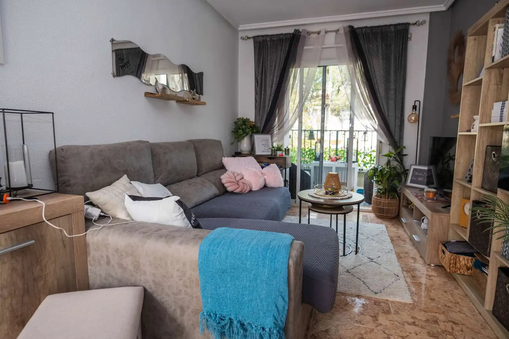 Wohnzimmer von Einfamilien-Reihenhaus zum Verkauf in Orihuela mit Klimaanlage, Heizung und Terrasse