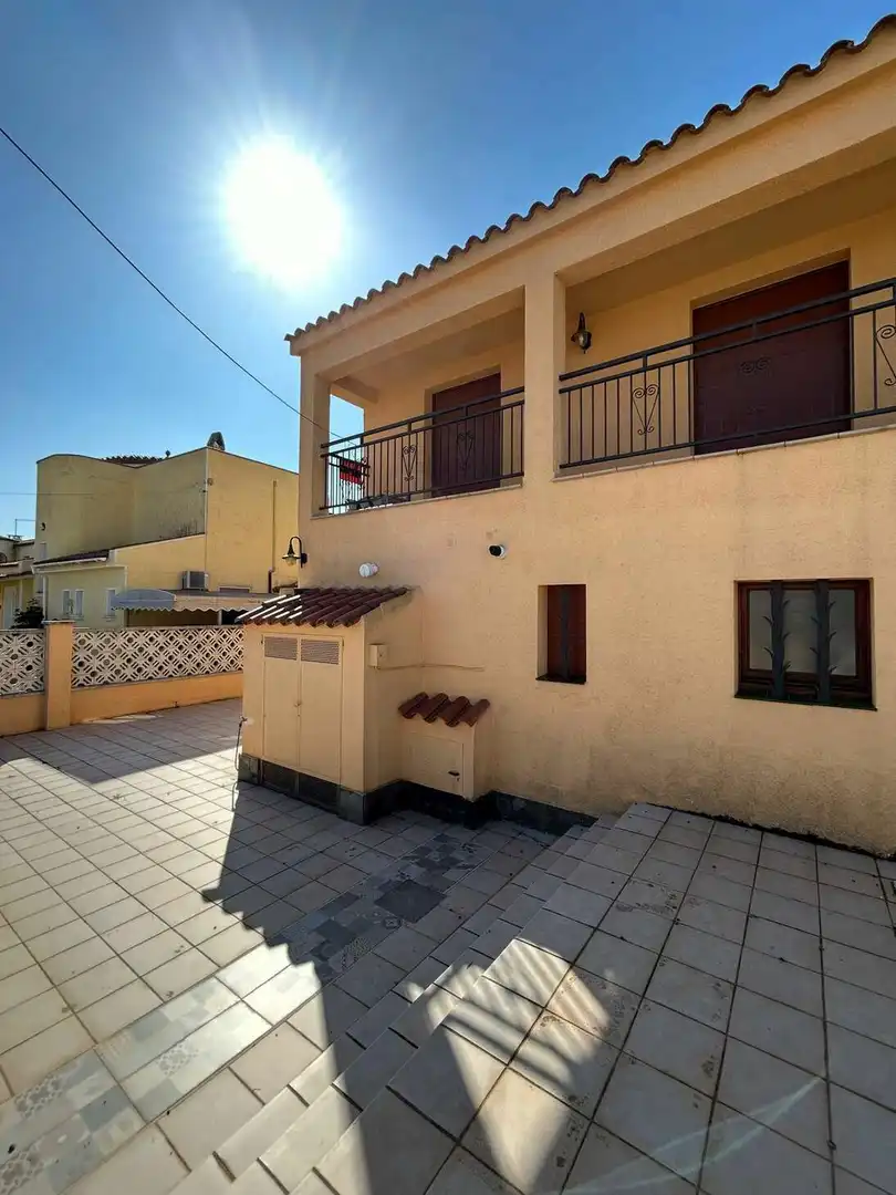 House with pool for sale in Requesens, imagen 3