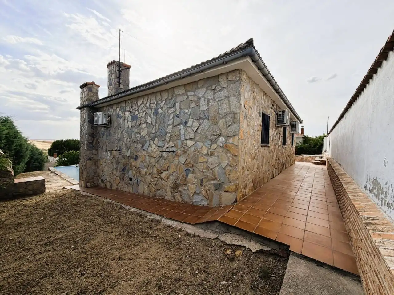 Vista exterior de Casa o xalet en venda en Cedillo del Condado amb Aire condicionat, Calefacció i Jardí privat