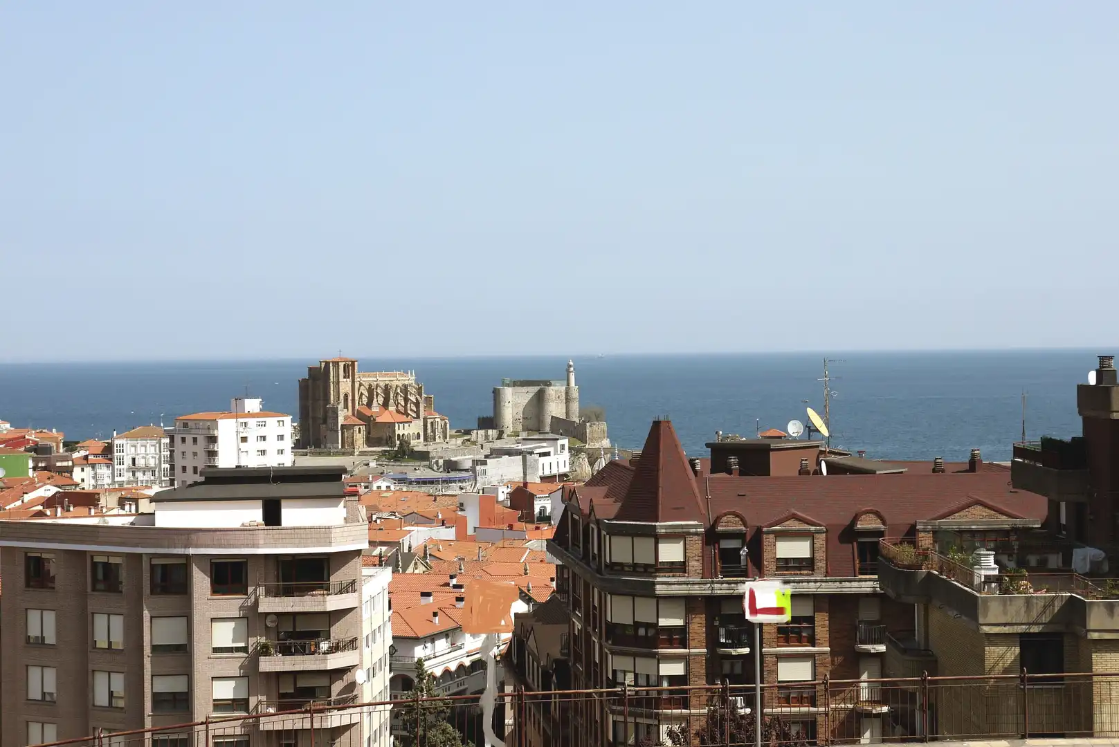 Außenansicht von Einfamilien-Reihenhaus zum Verkauf in Castro-Urdiales mit Heizung, Terrasse und Abstellraum