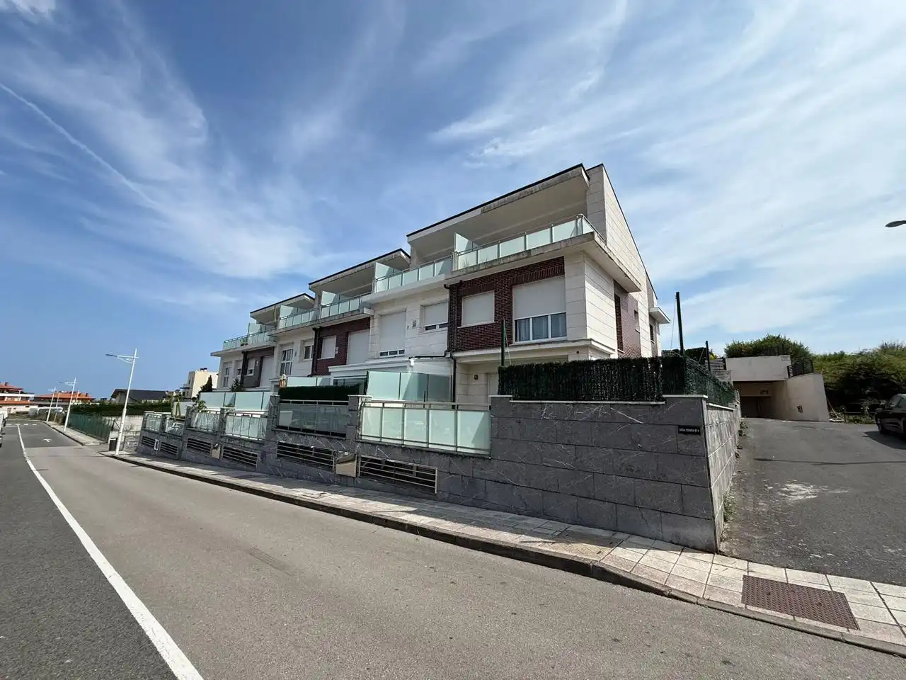 Vista exterior de Casa adosada en venda en Castro-Urdiales amb Calefacció, Parquet i Balcó