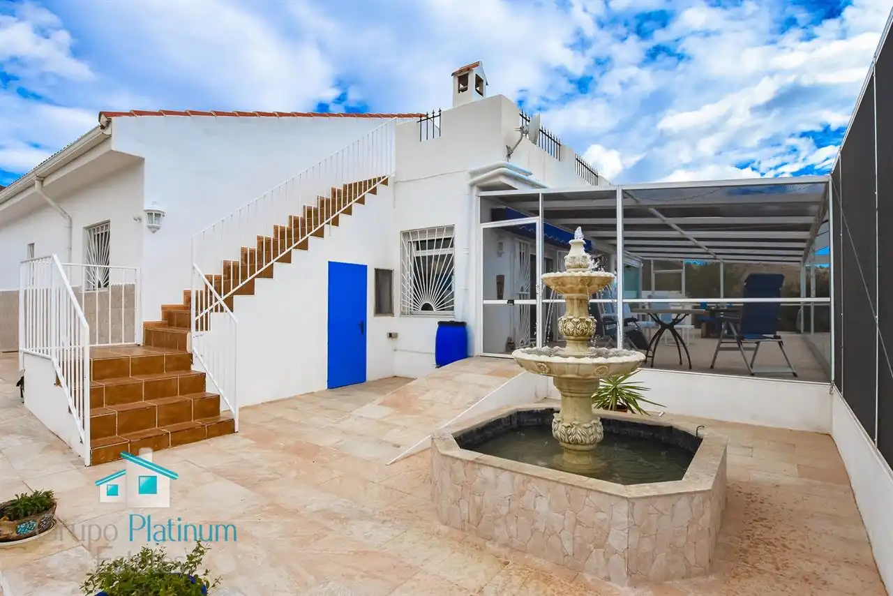 Vista exterior de Casa o xalet en venda en Oria amb Calefacció, Jardí privat i Piscina