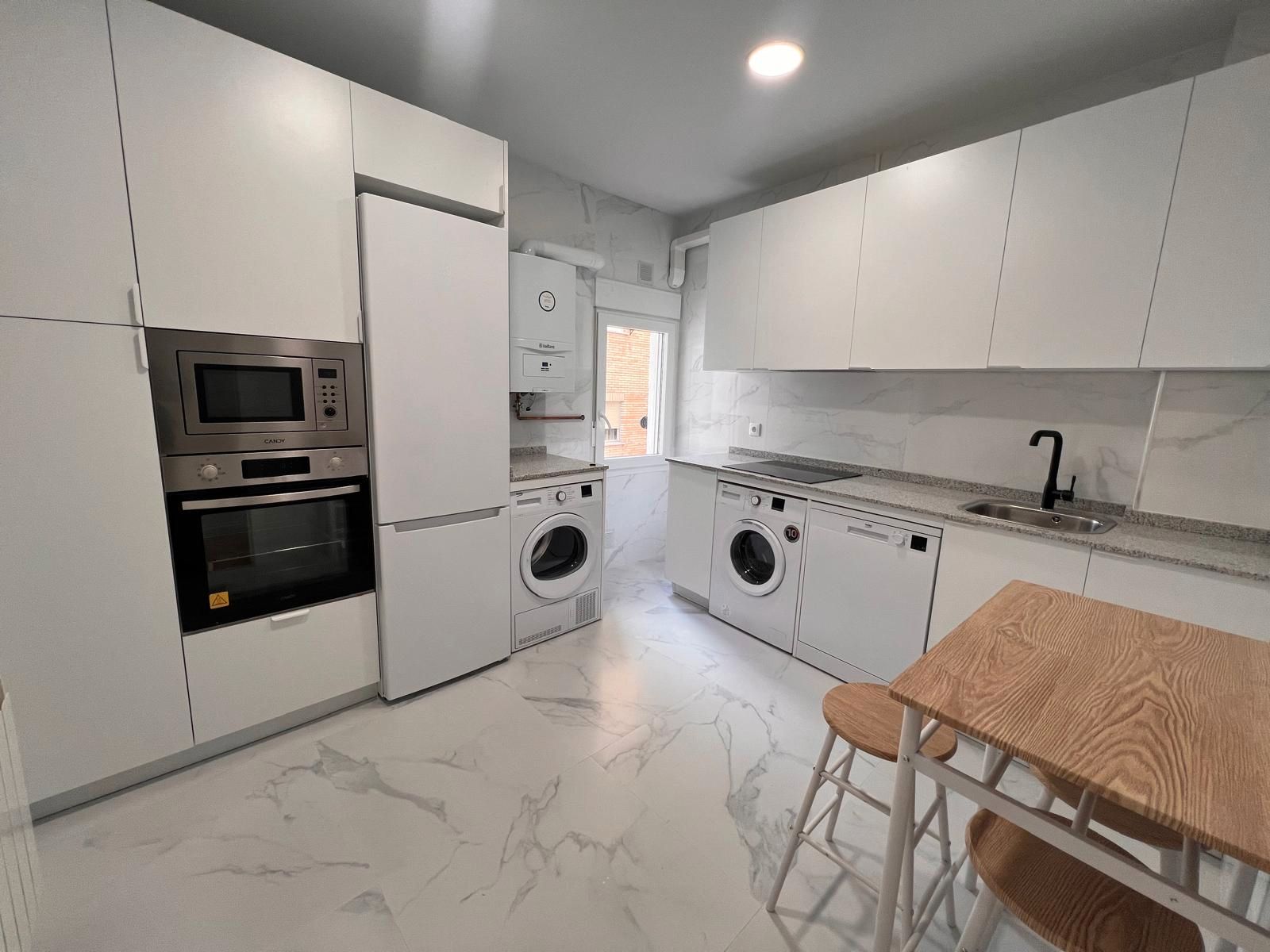 Cuina de Pis de lloguer en Salamanca Capital amb Moblat, Forn i Rentadora