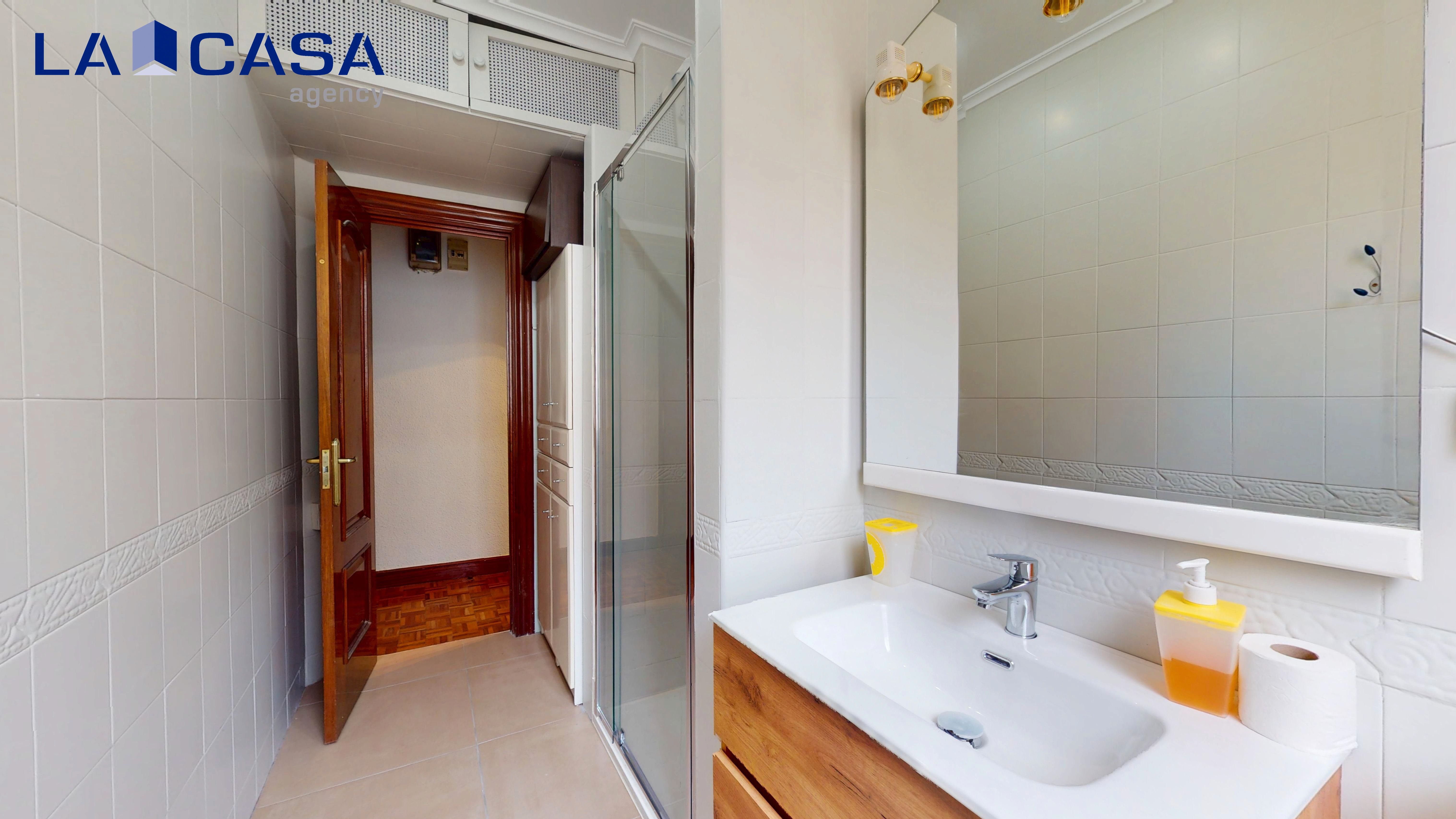 Bathroom of Flat for sale in Bilbao 