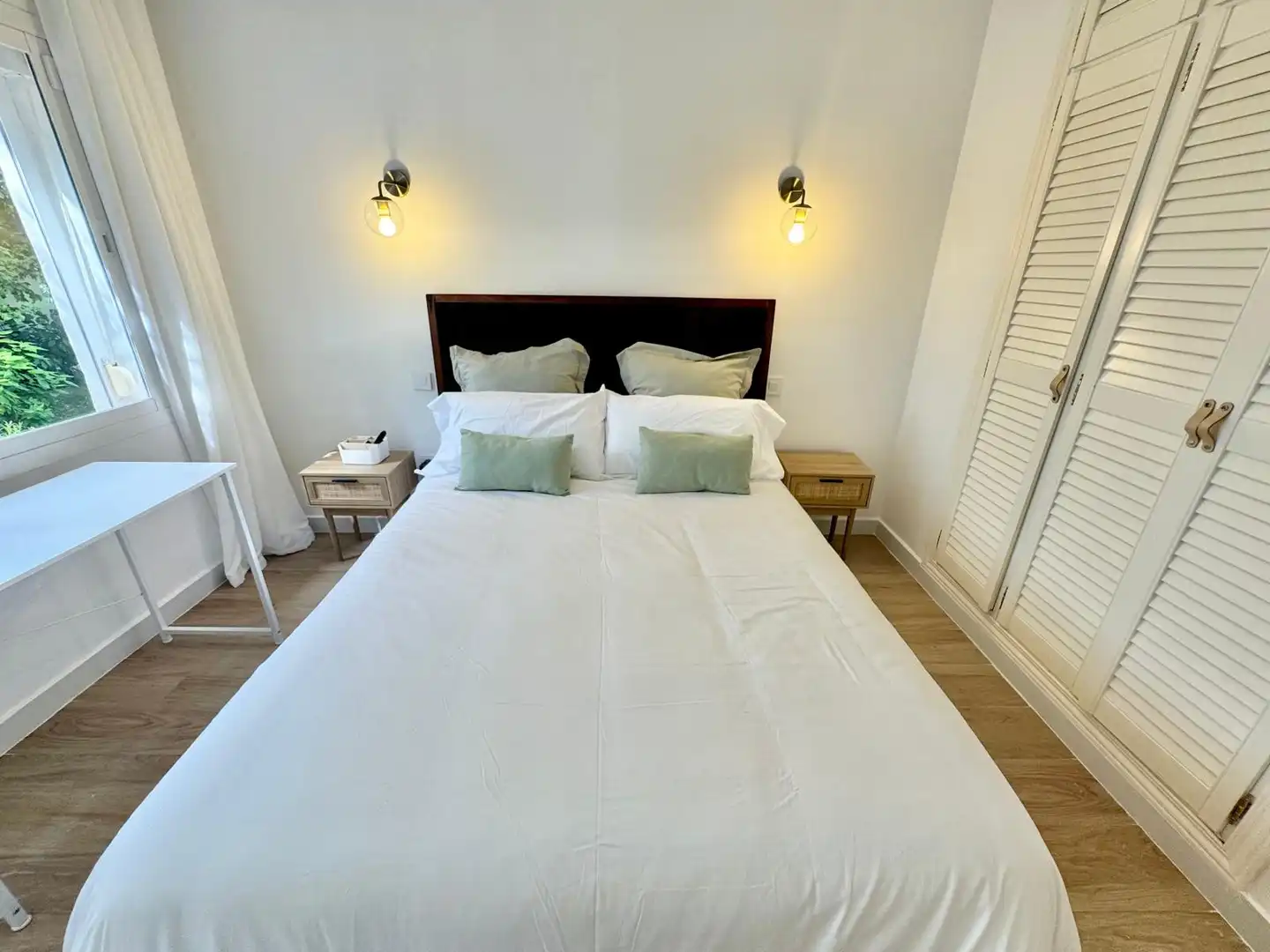 Schlafzimmer von Erdgeschoss zur Miete in Estepona mit Klimaanlage, Terrasse und Schwimmbad