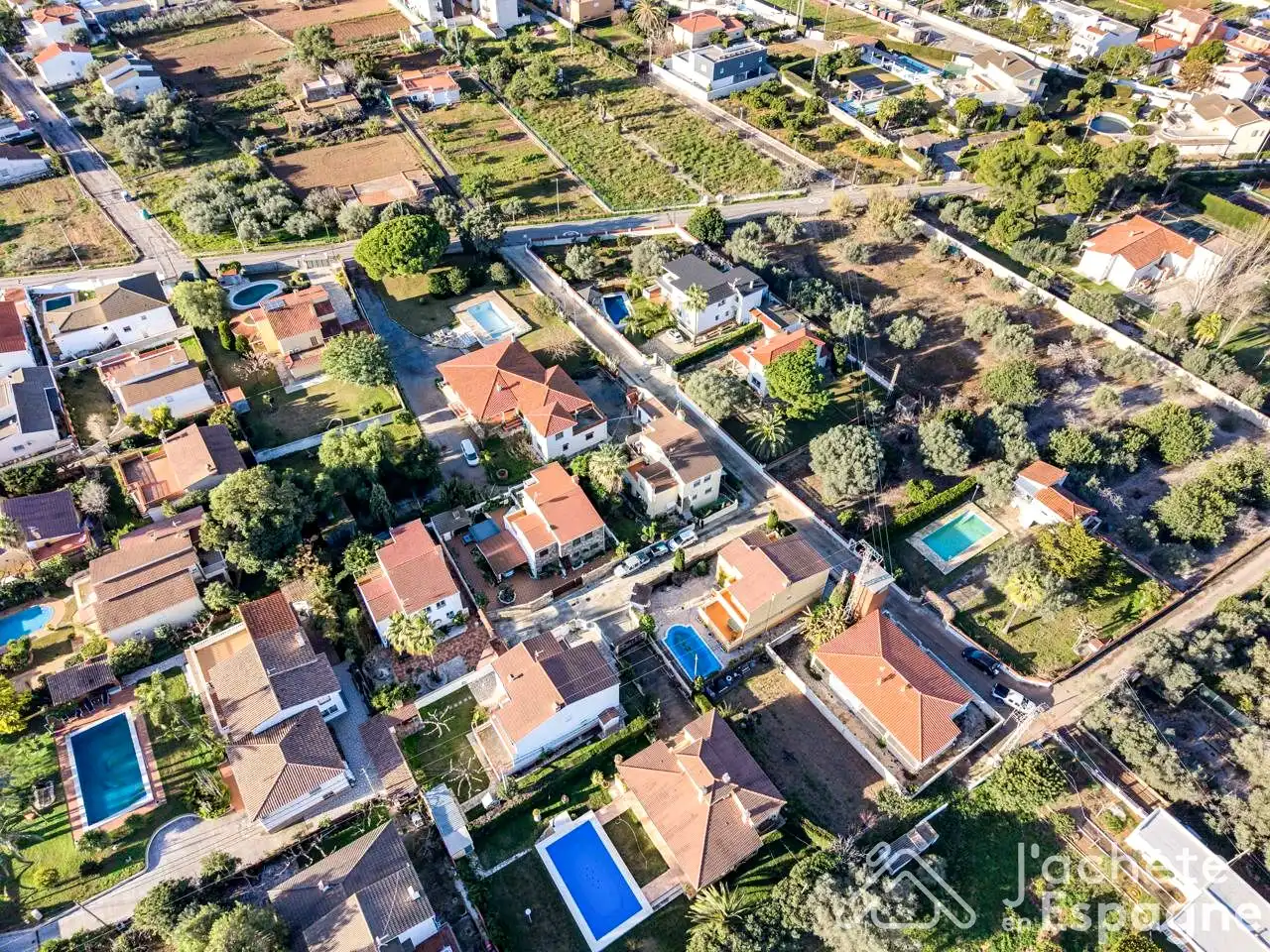 Vista exterior de Casa o xalet en venda en Vinaròs amb Aire condicionat, Jardí privat i Terrassa