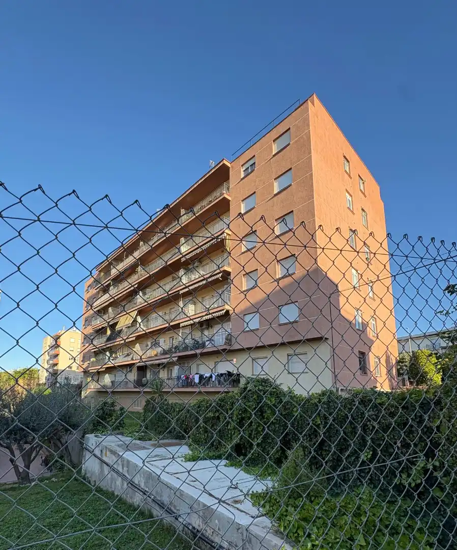 Außenansicht von Wohnung zum Verkauf in Sitges mit Terrasse, Abstellraum und Balkon