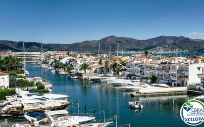 Vista exterior de Apartament en venda en Empuriabrava amb Moblat i Balcó